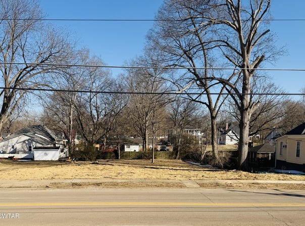 611 S College Street, Trenton, TN 38382