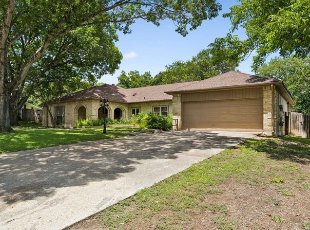 8706 Golden View, Windcrest, TX 78239