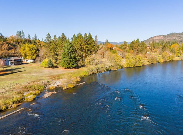 7266 Rogue River Drive, Shady Cove, OR 97539