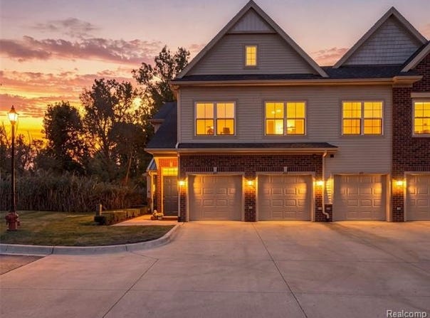 622 Pointe Drive, Walled Lake, MI 48390