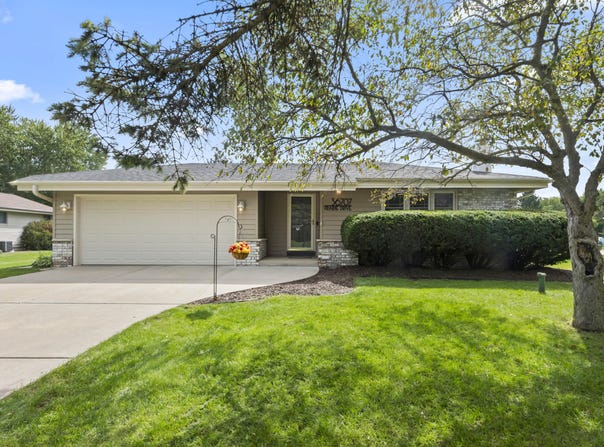 36707 Prairie Dr, Oconomowoc, WI 53066