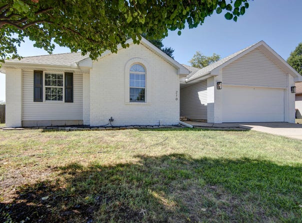 210 E Robin Road, Clever, MO 65631