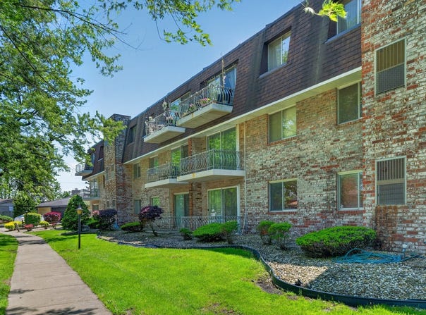 3235 S Manor Drive, Lansing, IL 60438
