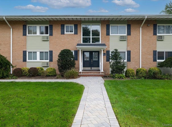 41 Mildred Place, North Babylon, NY 11703