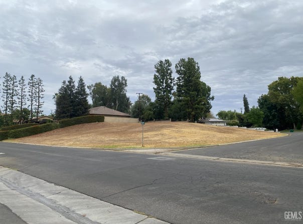 Claremont Dr, Bakersfield, CA 93306