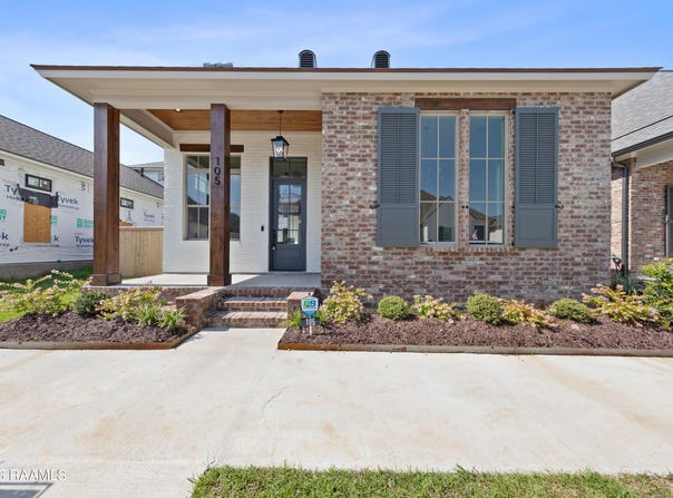 105 Hedgemoore Court, Youngsville, LA 70592
