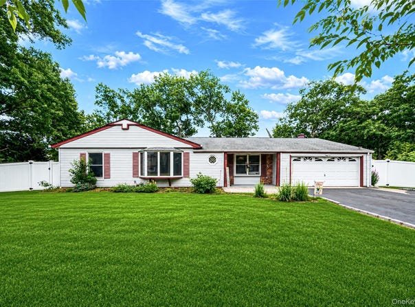 10 Saddle Hill Road, Coram, NY 11727