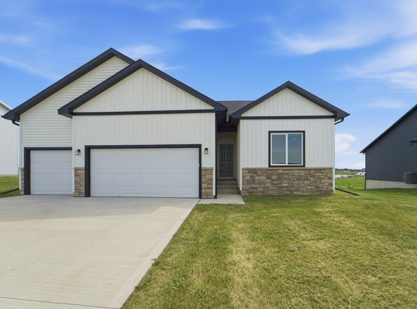 403 Varley Lane, Stuart, IA 50250