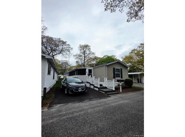 37 Hubbard Avenue, Riverhead, NY 11901