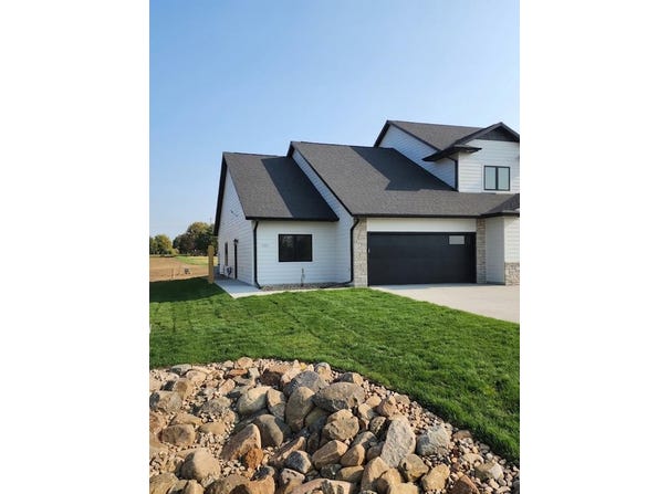 2901 Jenny Cir, Yankton, SD 57078