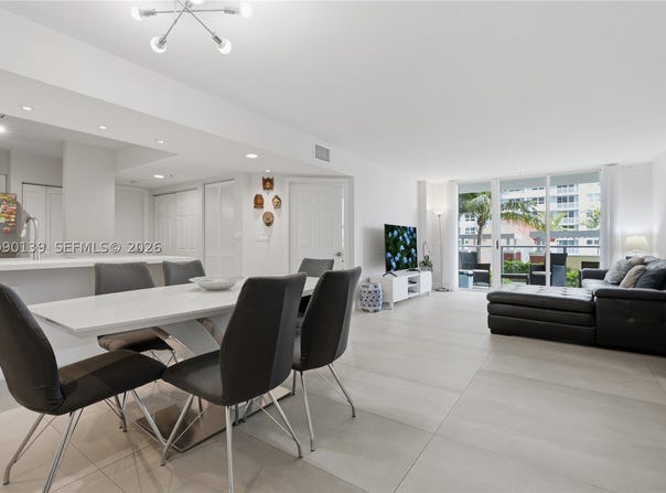 1155 Brickell Bay Dr, Miami, FL 33131