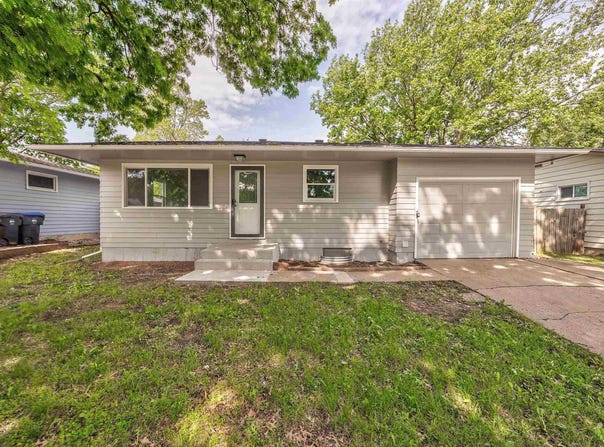 1917 SW Crest DR, Topeka, KS 66604