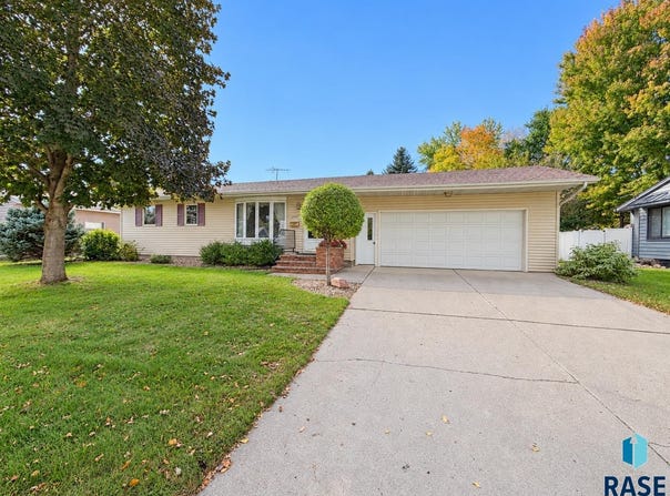 1113 N Cedar St, Luverne, MN 56156