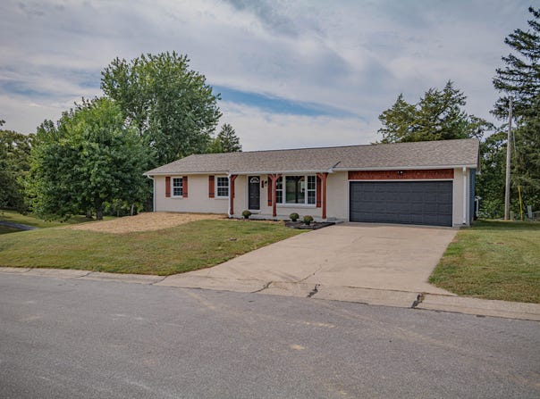 201 Green Hills Dr, Moberly, MO 65270