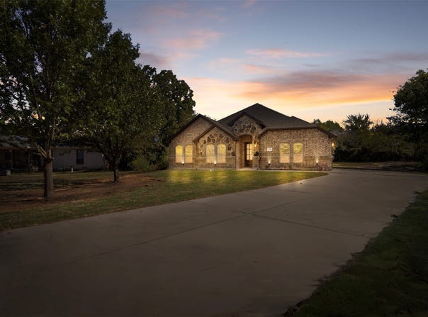 1594 E Springcrest Circle, Lancaster, TX 75134