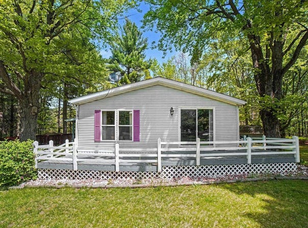 15 Backache Bend, Elwell, MI 48832