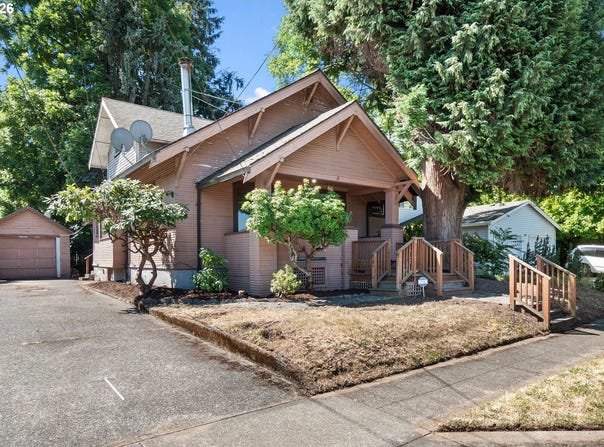 225 W ARLINGTON St, Gladstone, OR 97027