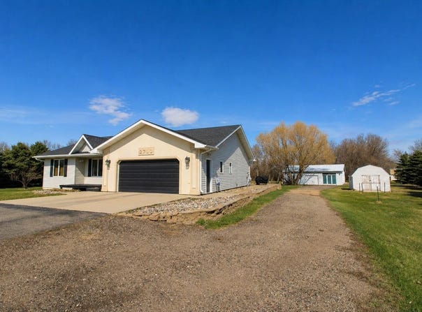 2710 NW 68th St, Minot, ND 58703
