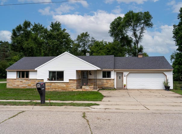 198 W Ohio Street, Farwell, MI 48622
