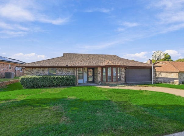 932 Clear View, Bedford, TX 76021