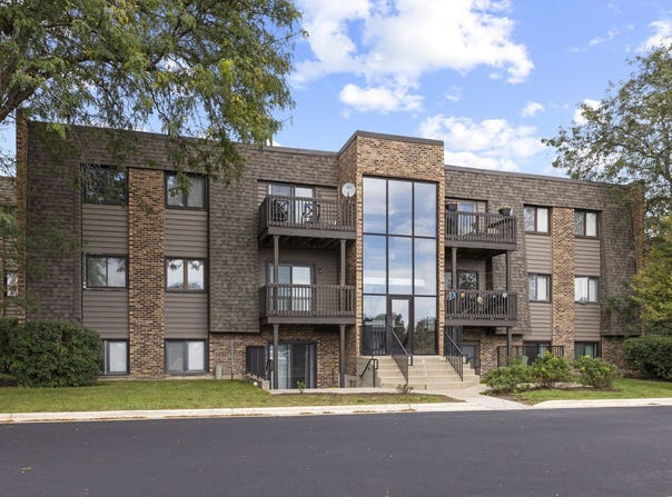 1482 Stonebridge Circle, Wheaton, IL 60189