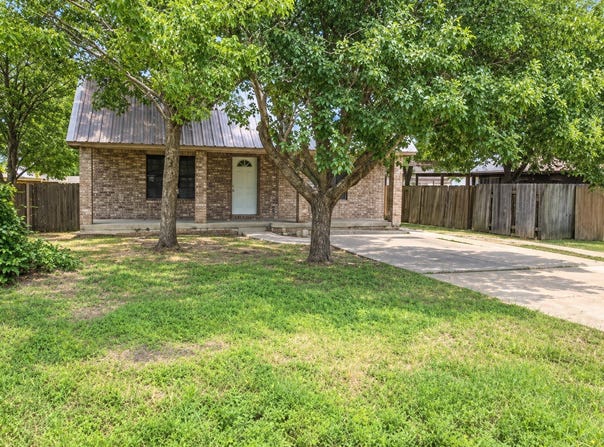 1017 W 3rd Street, Taylor, TX 76574