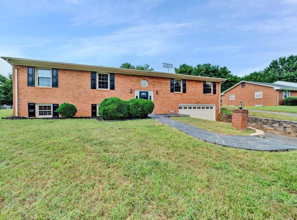 320 Swan Dr, Vinton, VA 24179