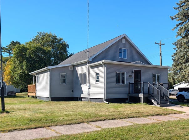 1302 Young St, Sault Ste Marie, MI 49783