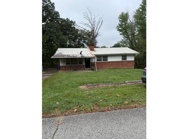 8305 Rosewood Dr, Ashland, KY 41102