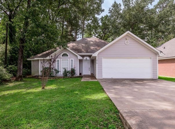 215 Bridgeview Dr., Onalaska, TX 77360