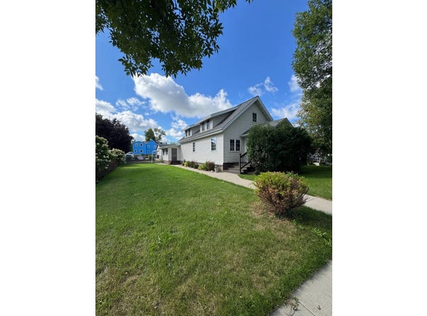 916 6th St NE, Devils Lake, ND 58301
