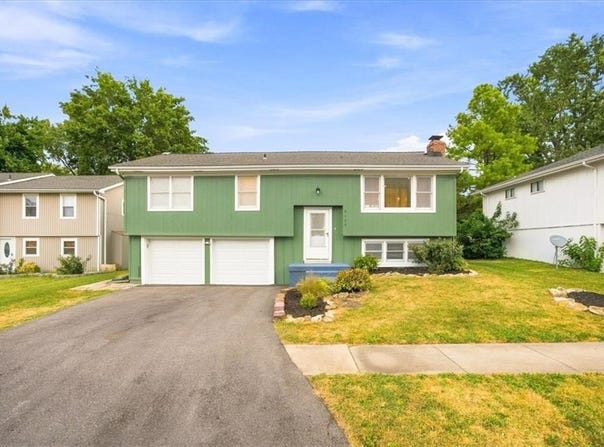 2100 E Taylor Drive, Olathe, KS 66062