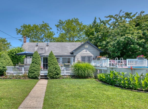1227 Roanoke Ave, Riverhead, NY 11901