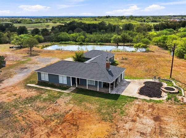 1871 Bridle Path Rd, Luling, TX 78648