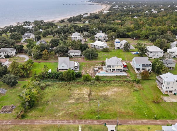117 Lakewood Drive, Waveland, MS 39576