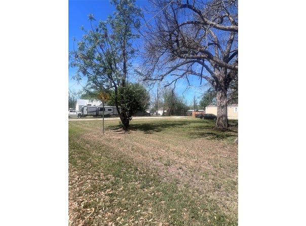 SE 2nd St, Smithville, TX 78957