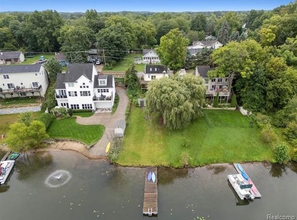 1821 Maxfield Road, Hartland Twp, MI 48353