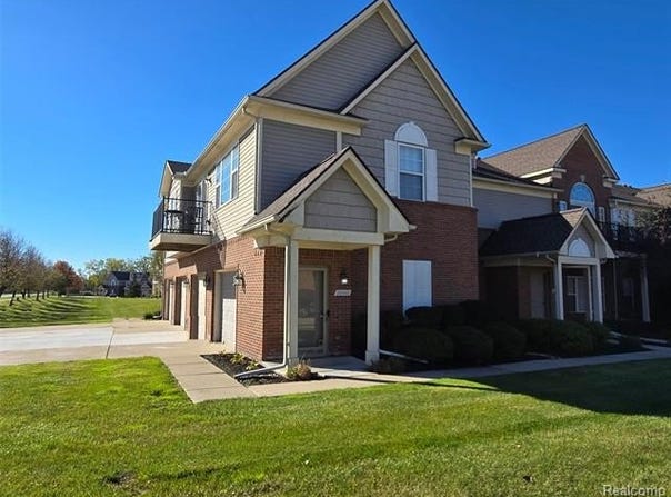 20002 Hidden Oaks Drive, Brownstown Twp, MI 48183