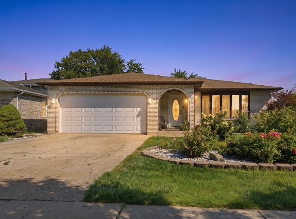 7116 W 85th Place, Burbank, IL 60459