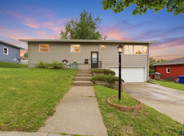 2313 E 17th St, Sioux Falls, SD 57103