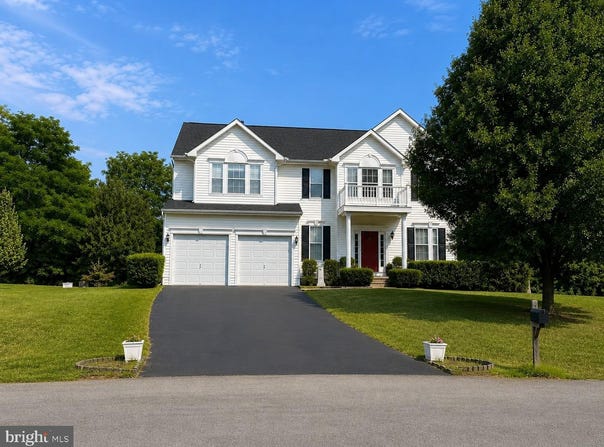 32 LILBURN Drive, BUNKER HILL, WV 25413
