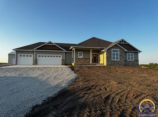 2664 NW 86th St, Topeka, KS 66618