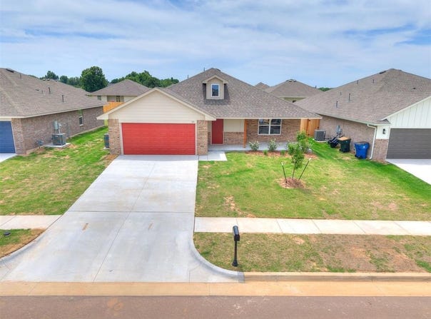 925 Hazy Brook Circle, Chickasha, OK 73018