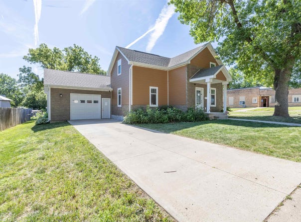 334 4th Ave SE, LeMars, IA 51031-8004