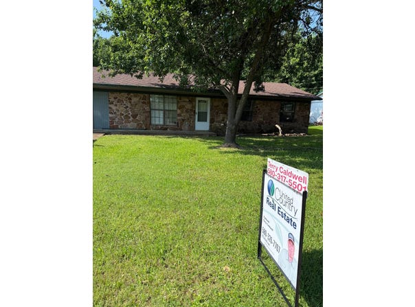804 E Bissell St, Hugo, OK 74743
