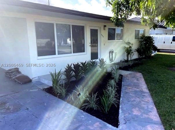 5431 W 8th Ct, Hialeah, FL 33012