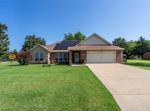 1302 E Crawford Street, Gentry, AR 72734