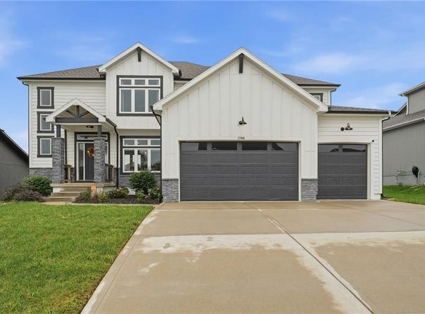 1709 SW Hightown Drive, Lee's Summit, MO 64082