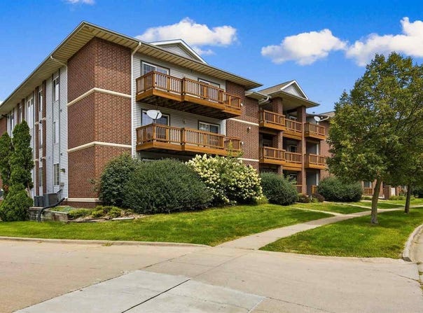 556 W Side Dr, IowaCity, IA 52246