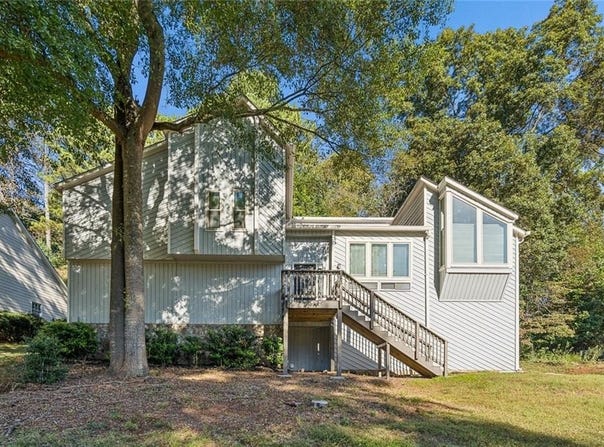 587 Farmbrook Trail NE, Kennesaw, GA 30144